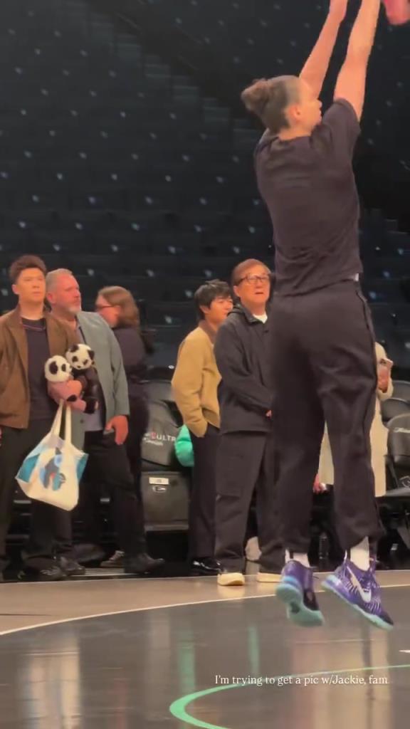 71歲成龍現(xiàn)身巴克萊中心看女籃比賽：她們投籃怎么那么準(zhǔn)?。?！